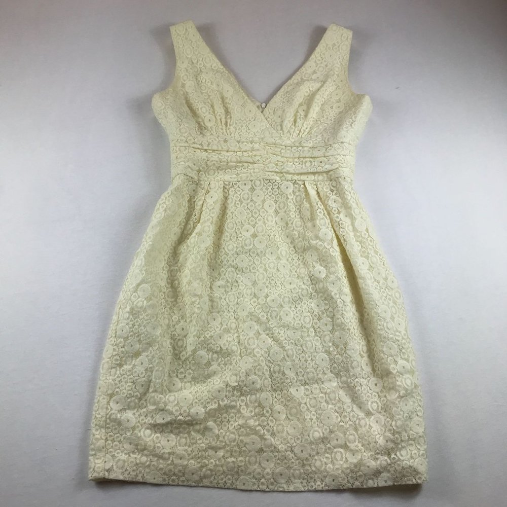 Trina Turk Sheath Dress Size 8 Lace Cream Lined Zipped in Back V Neck Sleeveless